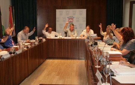 El pleno reprueba al portavoz socialista por fotografiar al alcalde y su familia en el ámbito privado