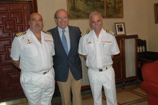 El comandante naval y el subdelegado de Defensa se despiden del Ayuntamiento