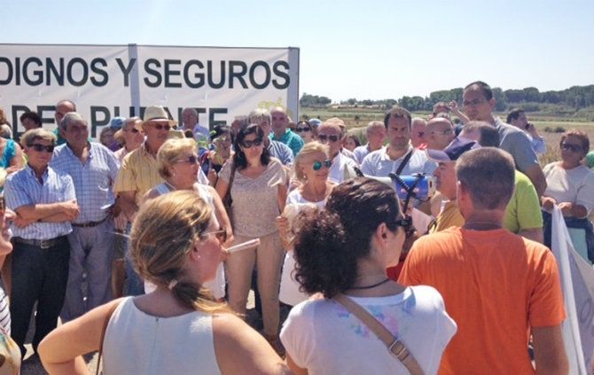 El PSOE apoya a los vecinos en la manifestación contra el derribo del puente de La Canaliega