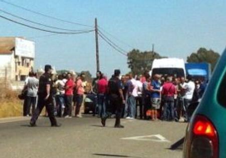 Trabajadores de Ence cortan durante dos horas la carretera de Huelva a San Juan