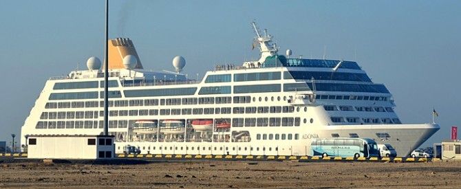 Los 653 cruceristas del 'Adonia' visitan la capital tras desembarcar en el muelle sur