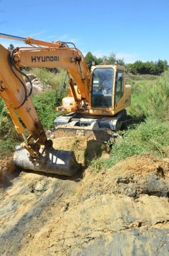 El Ayuntamiento de Palos limpia los arroyos para evitar desbordamientos