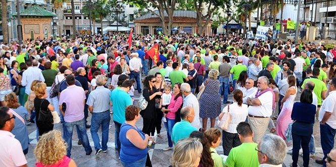 Más de dos mil personas claman en la capital contra el cierre de ENCE