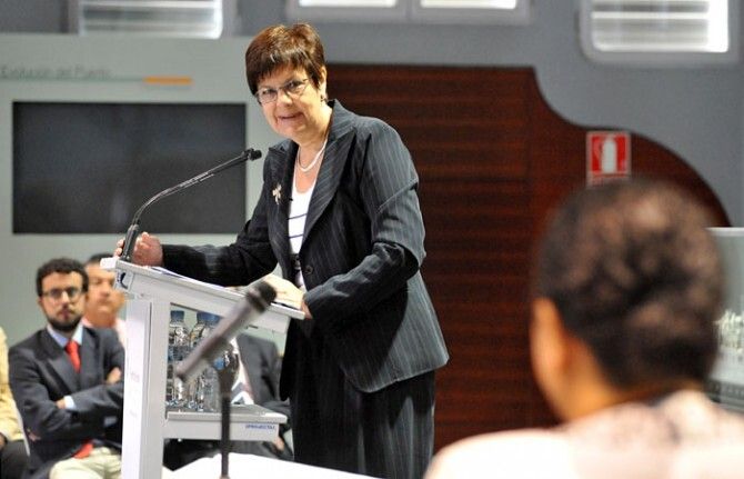 Manuela de Paz apuesta en su toma posesión por la colaboración interportuaria para ser 'más competitivos'