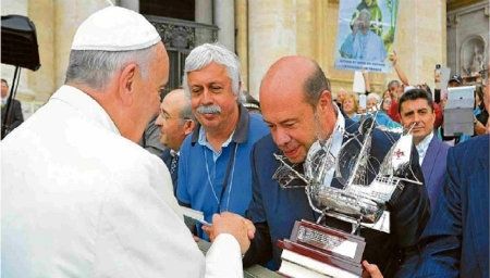 El Vaticano se viste de azul y blanco
