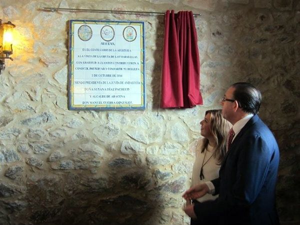 Susana Díaz destaca el afán de superación y las mejoras constantes en la gestión de la Gruta de las Maravillas