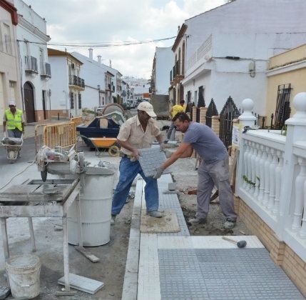 20 desempleados de Palos trabajan en la mejora de la calle la Española y la avenida Montenegro