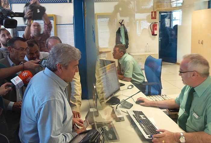 Compran un billete de tren a Rajoy para que conozca 'in situ' las carencias ferroviarias