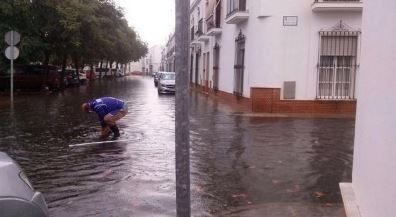 Registradas cerca de una quincena de incidencias en Isla Cristina a causa de una tromba de agua