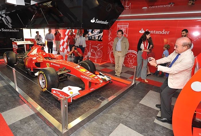 El Ferrari de Alonso llega a la capital