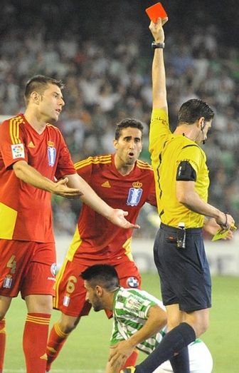 El Decano acaba con la cara roja en el Villamarín (3-2)