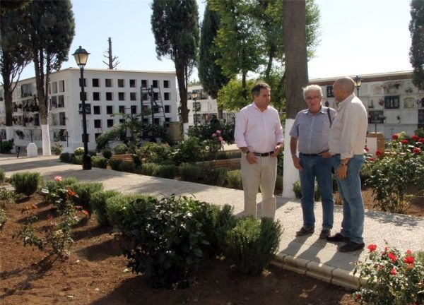 Trabajos de mejora en el cementerio de San Juan de cara a la festividad de Todos los Santos