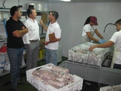 El alcalde consigue que una empresa local contrate a alumnas de un curso de industrias alimentarias