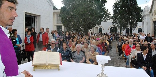 Los isleños honran a sus muertos con misas en los cementerios
