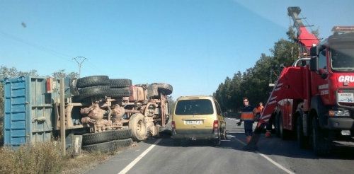 Un camión cargado de arena vuelca en el término de Villanueva de los Castillejos