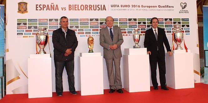 El Ayuntamiento ya luce las copas de la Selección
