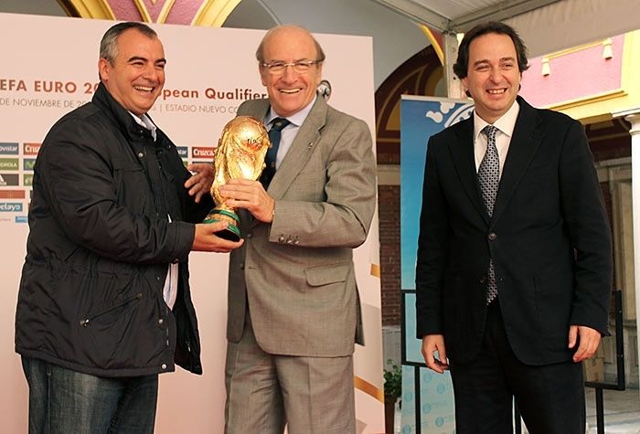 El Ayuntamiento ya luce las copas de la Selección