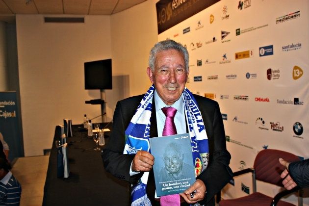 La Huelva recreativista rinde homenaje al articulista Juan Romero en la presentación de su libro