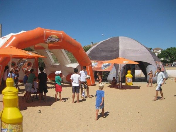 La playa de la Canaleta disfruta de actividades como un simulador de vuelo y un futbolín humano