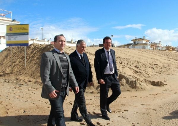 El subdelegado supervisa los trabajos de aportación de 10.000 metros cúbicos de arena en Matalascañas