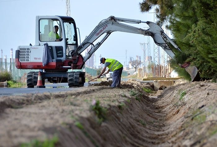 Finalizan las obras en la calle Maestra de Palos con el hormigonado de sus cunetas
