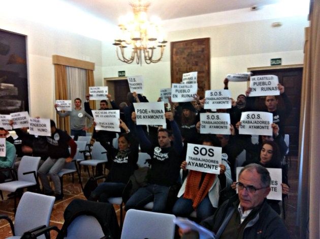 Los trabajadores del Ayuntamiento de Ayamonte se concentran en Diputación para pedir “su rescate”
