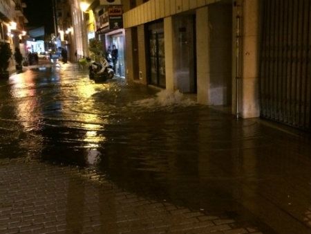 La rotura de una tubería inunda de agua la calle Rábida