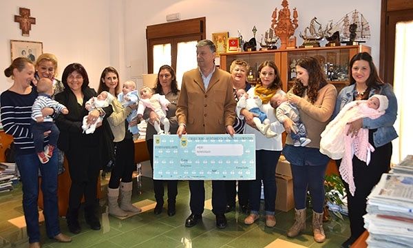 Diez nuevos 'cheques bebé' y 'cheques bañera' para los palermos