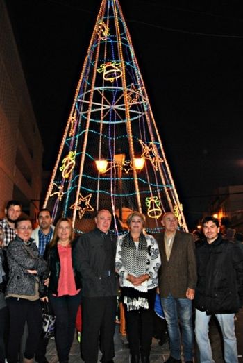 La barriada isleña Punta del Caimán enciende su árbol de Navidad de casi cinco metros de altura
