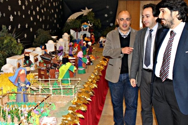 El Cautivo y los Judíos exponen en la Casa Colón sus belenes con figuras de Playmobil y goma EVA
