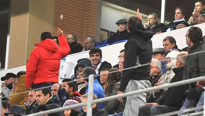 Sólo 2.736 espectadores y primeros cánticos de la grada contra la directiva