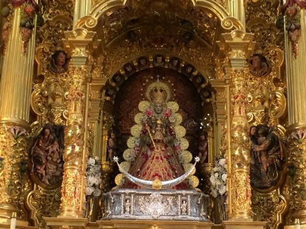La Virgen del Rocío cambia de traje para la Navidad