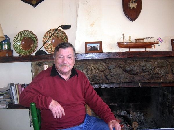 'El Capitán de las Dunas' presenta su producción pictórica y literaria 'La mano y la pared'