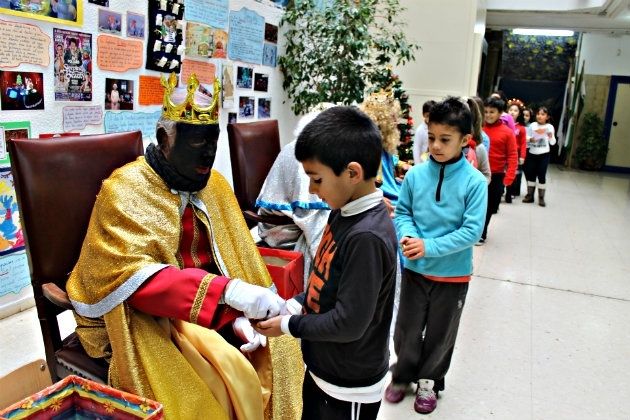 Los Reyes Magos llegan a los centros escolares de la capital onubense
