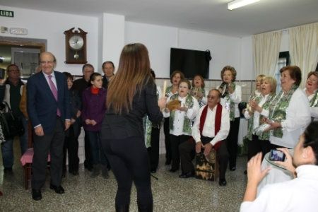 El alcalde visita a los mayores en una jornada de convivencia navideña