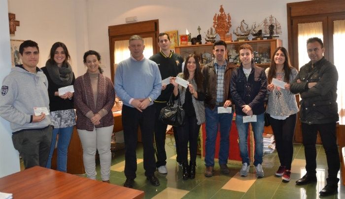 El Ayuntamiento de Palos entrega a jóvenes 22 portátiles, siete becas matrículas y dos cheques vivienda