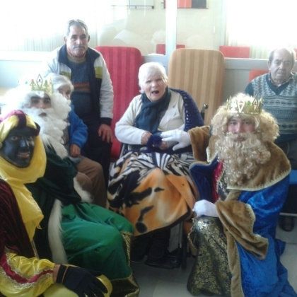 Los Reyes visitan a los mayores de Isla