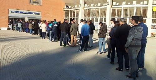 Colas para recoger entradas para el Recre-Osasuna, día en el que se cantará el himno del 125 Aniversario