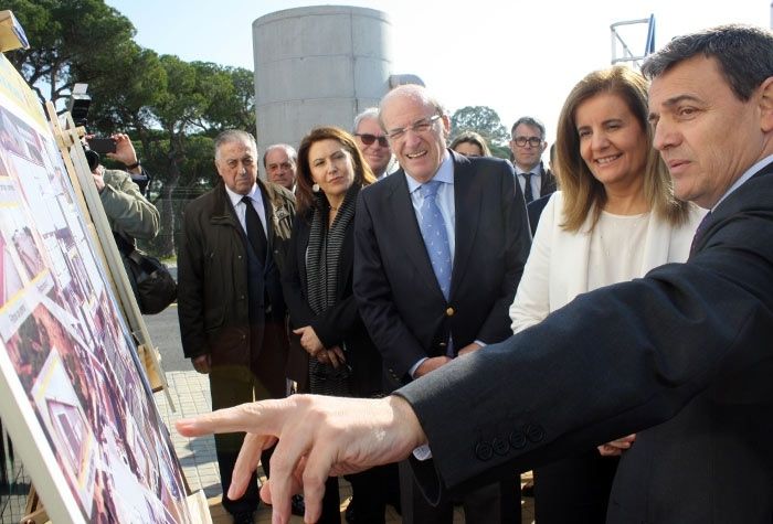 Fátima Báñez entrega a Aguas de Huelva un reconocimiento por su labor en la formación de los jóvenes onubenses