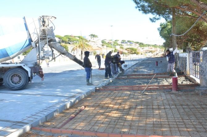 Mano de obra local trabaja en la remodelación de la avenida Conquistadores de Mazagón