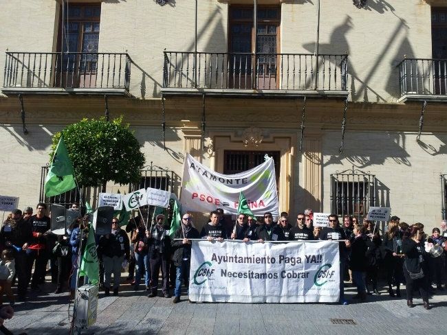Trabajadores del Ayuntamiento de Ayamonte protagonizan una cacerolada para reclamar el pago de sus nóminas