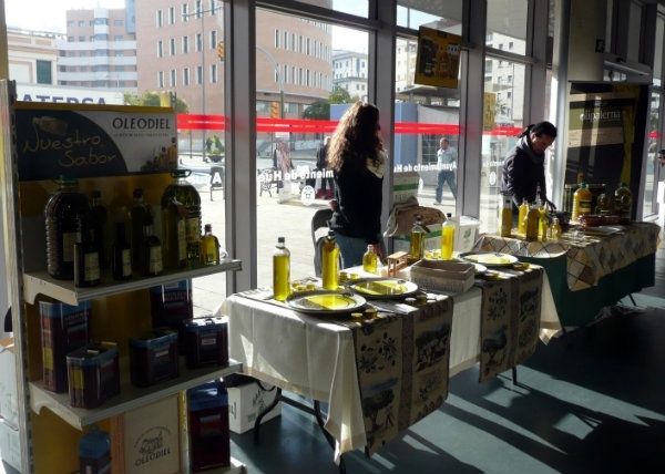 Las cooperativas oleícolas de Huelva celebran el V aniversario del Mercado del Carmen