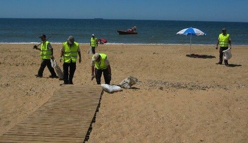 Plan municipal de limpieza de residuos en la playa del Espigón
