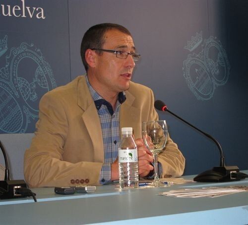 Denuncian al alcalde de Bollullos tras 'quitar el turno de palabra a una concejal y expulsarla del pleno'
