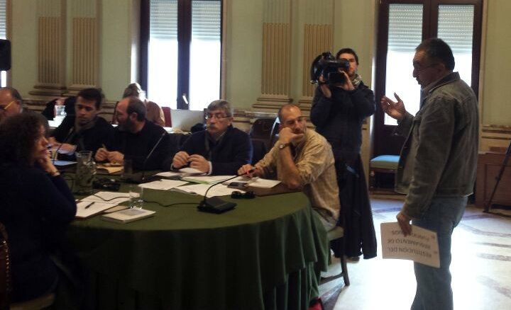 Protesta en el pleno para que el Ayuntamiento restituya con su superávit el reglamento de funcionarios