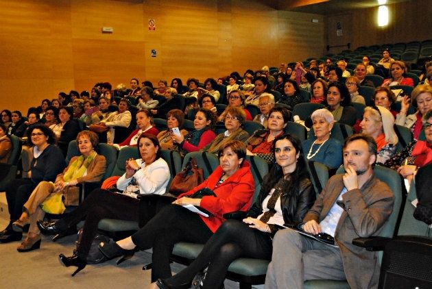 El XV Encuentro de Asociaciones de Mujeres de Huelva homenajea a 27 diputadas y senadoras