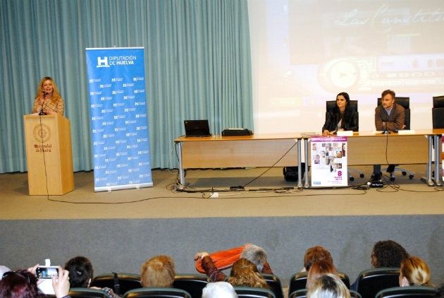 El XV Encuentro de Asociaciones de Mujeres de Huelva homenajea a 27 diputadas y senadoras