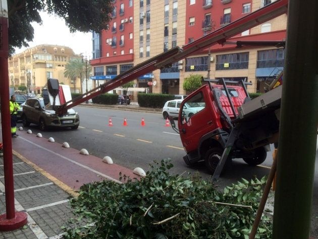 Incidente sin heridos de uno de los camiones del servicio de poda al descolgarse su plataforma