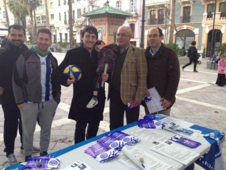 El Trust recluta socios en la Plaza de las Monjas