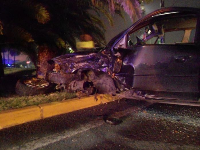 Herido grave un conductor que no llevaba cinturón al salirse de la vía y chocar con una palmera en Ayamonte